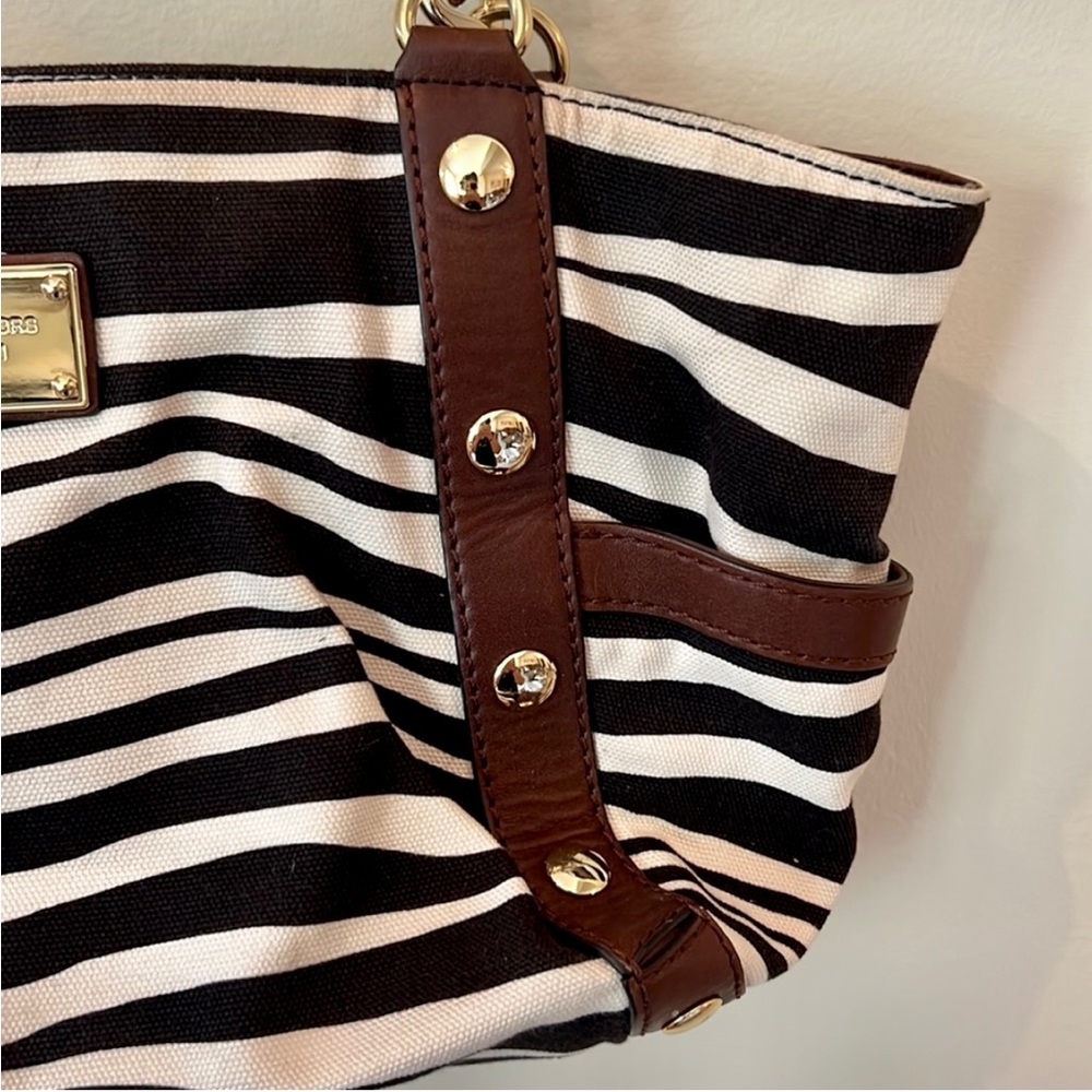 MICHAEL KORS GIRAFFE PRINT HANDBAG TOTE BLACK WHITE BROWN W/ GOLD CHAIN STRAPS - Picture 10 of 16